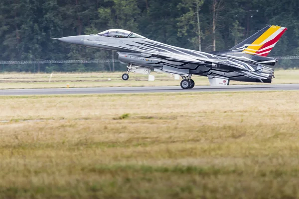 RADOM, POLAND - AUGUST 23: Belgian Air Force F-16 makes its show — Stock Photo, Image
