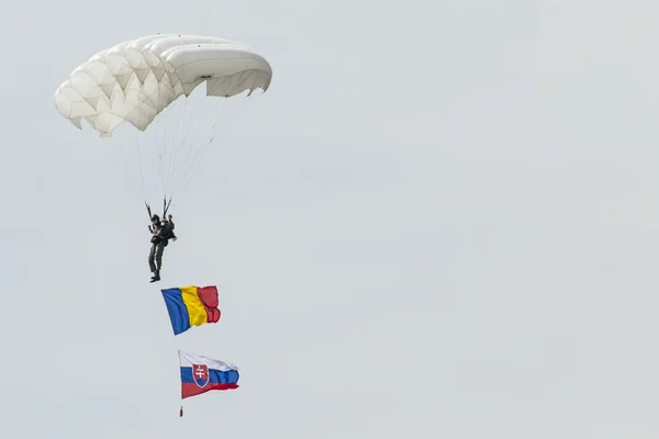 RADOM, POLAND - AUGUST 23: Parachutist with the diferent flags a — Stock Photo, Image