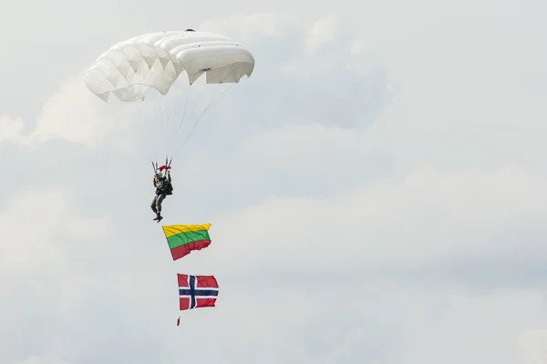 RADOM, POLAND - AUGUST 23: Parachutist with the diferent flags a — Stock Photo, Image