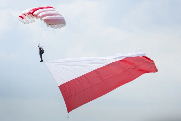 RADOM, POLAND - AUGUST 23: Parachutist with the Polish flag at A — Stock Photo, Image