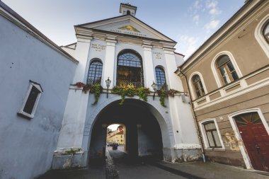 Ausros kapı (kapısı şafağın) Madonna Ostrobramska Bazilikası ile
