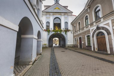 Ausros kapı (kapısı şafağın) Madonna Ostrobramska Bazilikası ile