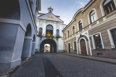 Ausros kapı (kapısı şafağın) Madonna Ostrobramska Bazilikası ile