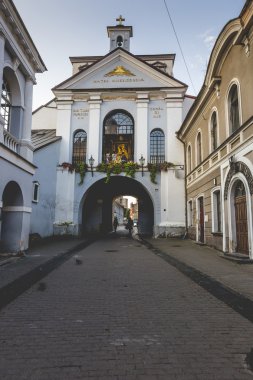 Ausros kapı (kapısı şafağın) Madonna Ostrobramska Bazilikası ile