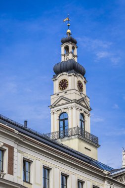 Görünümü old city Riga ana meydanında ve City hall tower