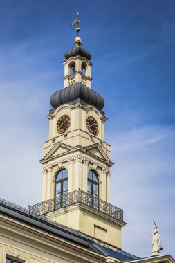 Görünümü old city Riga ana meydanında ve City hall tower