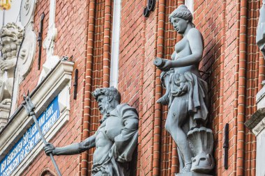 Riga, Lat Blackheads Ev cephesinde heykeller