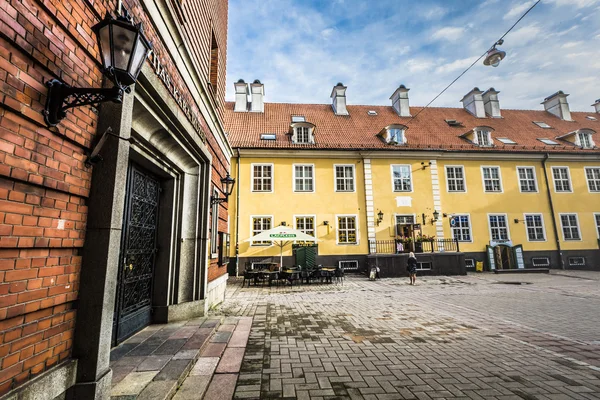 Schornsteine und rot geflieste Dächer des alten gelben Gebäudes in der Altstadt — Stockfoto