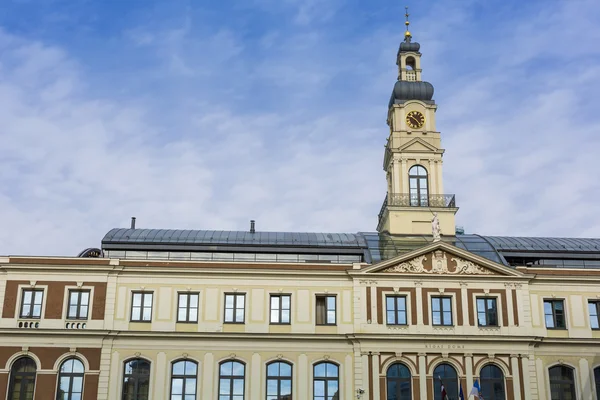 Weergave van het stadhuis en het centrale plein in de oude stad van Riga, Latvi — Stockfoto