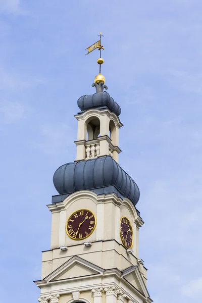 Vista de la torre del Ayuntamiento y la plaza principal en el casco antiguo de Riga —  Fotos de Stock