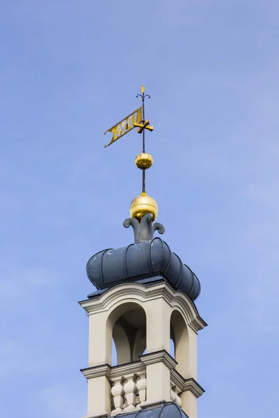 Vista da torre da prefeitura e da praça principal na cidade velha de Riga — Fotografia de Stock