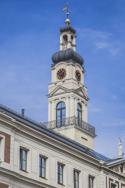 Vista de la torre del Ayuntamiento y la plaza principal en el casco antiguo de Riga — Foto de Stock