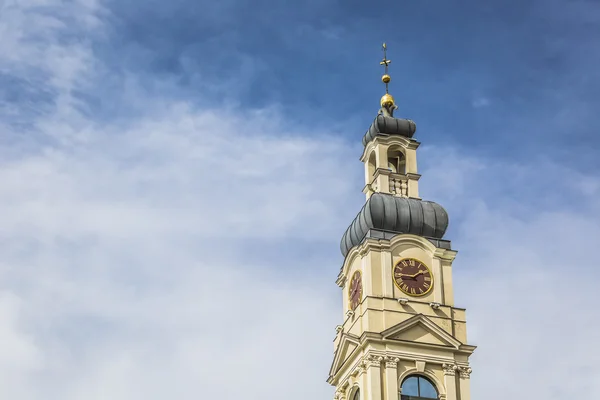 Vista de la torre del Ayuntamiento y la plaza principal en el casco antiguo de Riga — Foto de Stock