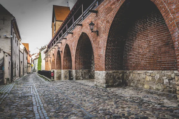 Strada stretta nella vecchia Riga - capitale della Lettonia, Europa — Foto Stock