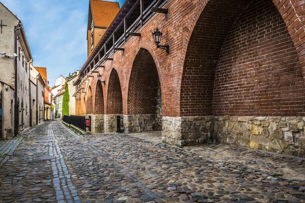 Узкая улица в старой Риге - столице Латвии, Европе — стоковое фото