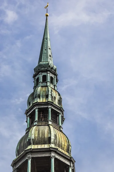 La iglesia de San Pedro es una iglesia luterana alta en Riga, Letonia —  Fotos de Stock