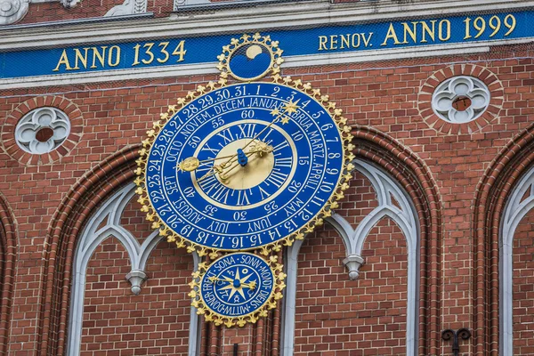 Détail de l'horloge astronomique sur la Maison des points noirs, Riga, L — Photo