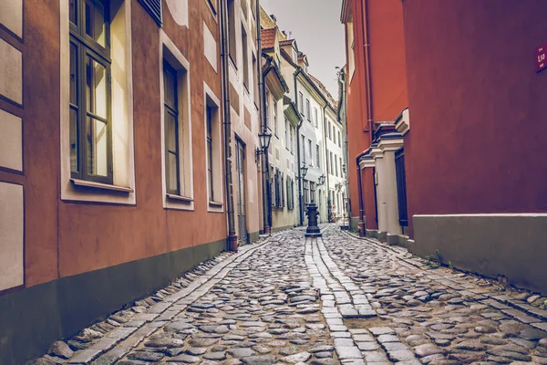 Decorative water column in narrow medieval street of old Riga ci — Zdjęcie stockowe