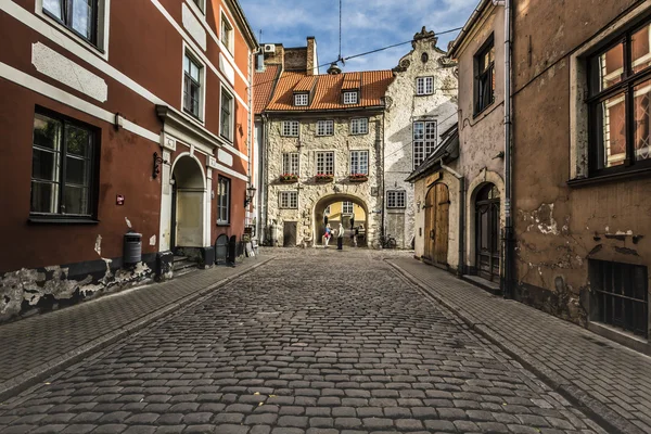 Mattina in strada medievale nella città vecchia di Riga, Lettonia — Foto Stock