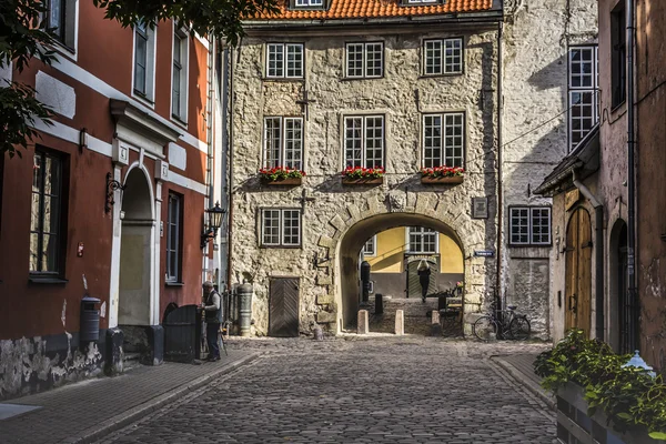 Manhã na rua medieval na antiga cidade de Riga, Letónia — Fotografia de Stock