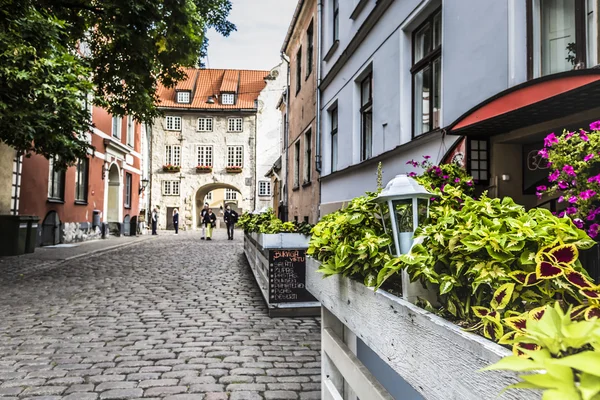 Manhã na rua medieval na antiga cidade de Riga, Letónia — Fotografia de Stock