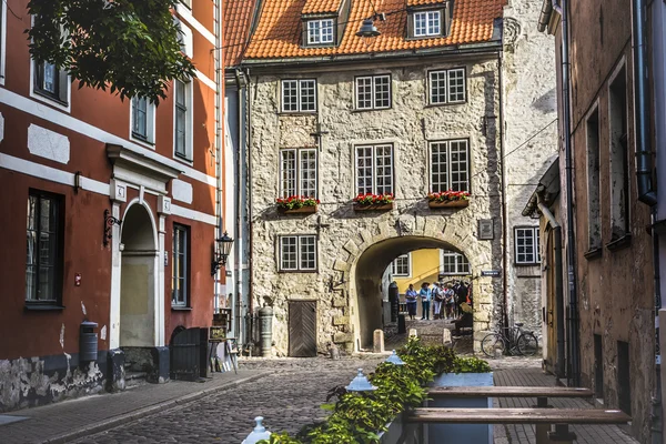 Manhã na rua medieval na antiga cidade de Riga, Letónia — Fotografia de Stock