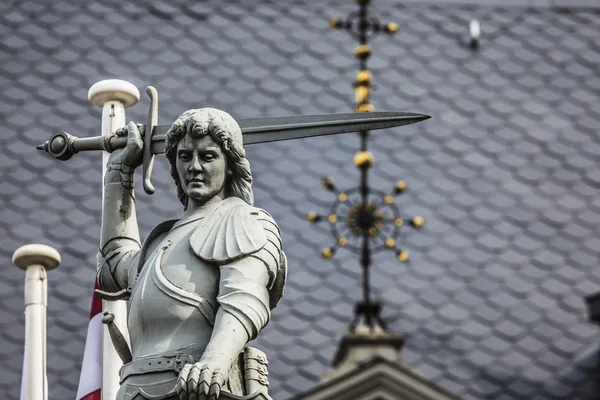 Niño con la espada y el dragón; un detalle arquitectónico de la Ho — Foto de Stock