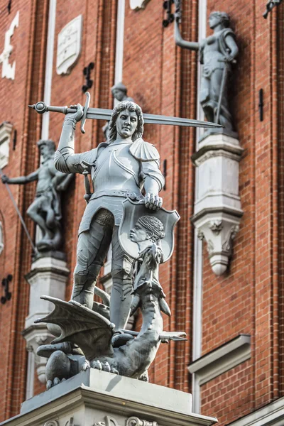 Niño con la espada y el dragón; un detalle arquitectónico de la Ho — Foto de Stock