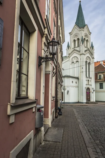 Ochtend straat in de middeleeuwse stad van oude stad van Riga, Letland. Walkin — Stockfoto