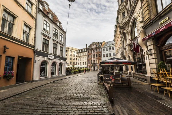 Manhã rua na cidade medieval da antiga cidade de Riga, Letónia. Caminhada — Fotografia de Stock