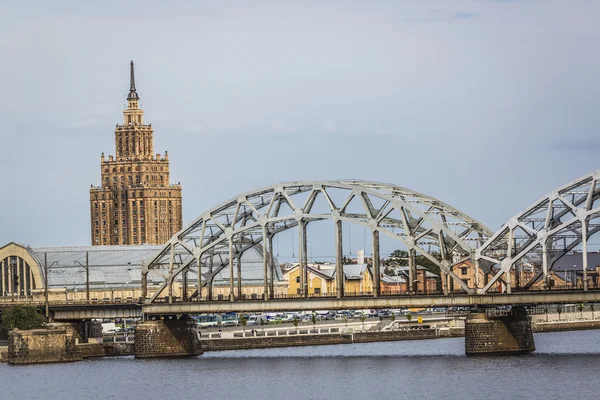 Ponte ferroviária e rio Daugava, Riga, Letónia — Fotografia de Stock