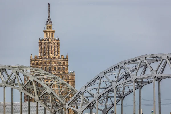 Ponte ferroviária e rio Daugava, Riga, Letónia — Fotografia de Stock
