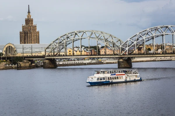 Ponte ferroviária e rio Daugava, Riga, Letónia — Fotografia de Stock