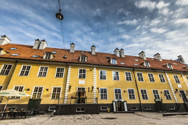 Chaminés e telhados de azulejos vermelhos do antigo edifício amarelo em Old R — Fotografia de Stock