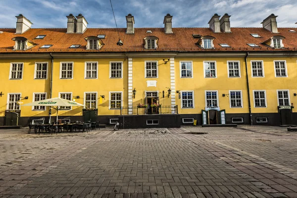 Chaminés e telhados de azulejos vermelhos do antigo edifício amarelo em Old R — Fotografia de Stock