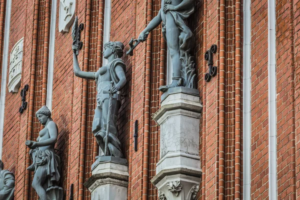 Sculpturen op de gevel van het huis van Blackheads in Riga, Lat — Stockfoto