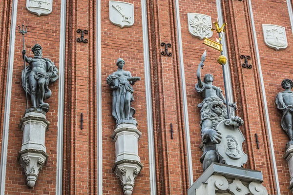 Sculptures sur la façade de la Maison des points noirs à Riga, Lat — Photo