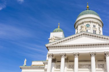 Güzel bir mavi gökyüzü, Helsi üzerinde ünlü Helsinki Katedrali manzarası