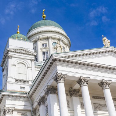 Güzel bir mavi gökyüzü, Helsi üzerinde ünlü Helsinki Katedrali manzarası