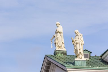 Güzel bir mavi gökyüzü, Helsi üzerinde ünlü Helsinki Katedrali manzarası