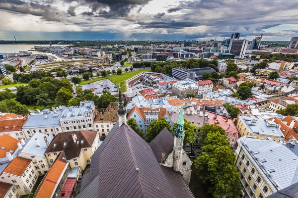 Vista da cidade velha com nuvens dramáticas. Tallinn, Estónia, Eur — Fotografia de Stock
