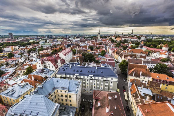 Pohled na staré město s dramatické mraky. Tallinn, Estonsko, — Stock fotografie