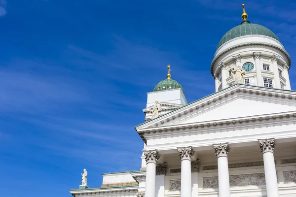 Schöner Blick auf die berühmte Kathedrale von Helsinki über den blauen Himmel, Helsi — Stockfoto