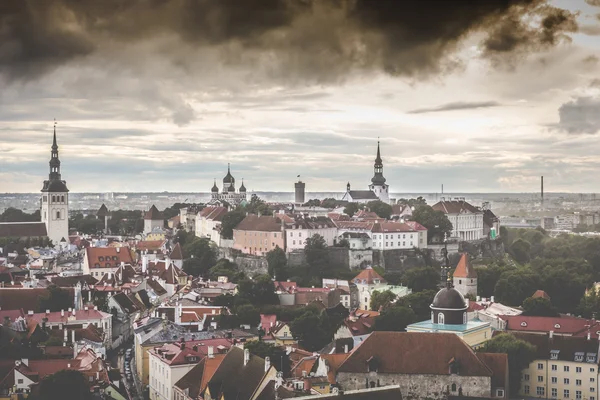 Vista da cidade velha com nuvens dramáticas. Tallinn, Estónia, Eur — Fotografia de Stock