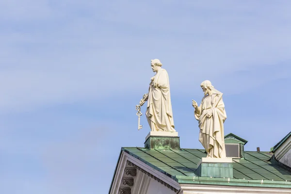 Bela vista da famosa Catedral de Helsínquia sobre o céu azul, Helsi — Fotografia de Stock