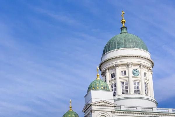 Hermosa vista de la famosa Catedral de Helsinki sobre el cielo azul, Helsi — Foto de Stock