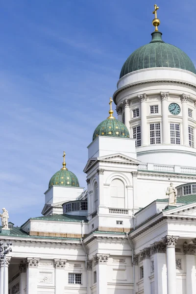 Hermosa vista de la famosa Catedral de Helsinki sobre el cielo azul, Helsi — Foto de Stock