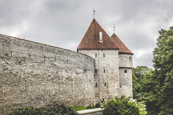 Zrekonstruovaná starobylá kamenná tvrz hradby s věžemi. Tallinn, Estonsko — Stock fotografie