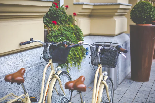 Bicicleta à moda antiga em uma rua — Fotografia de Stock