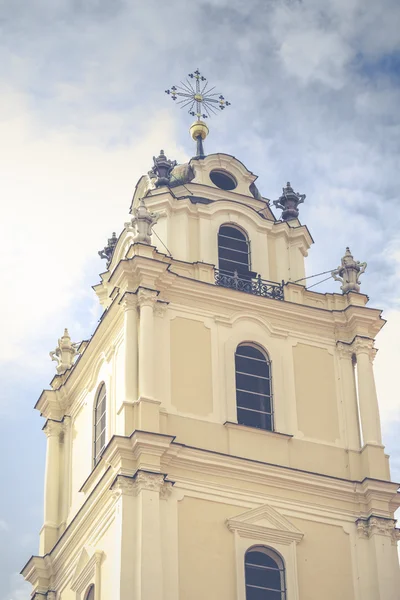 Zvonice v ranním světle ve Vilniusu na pozadí modré sk — Stock fotografie